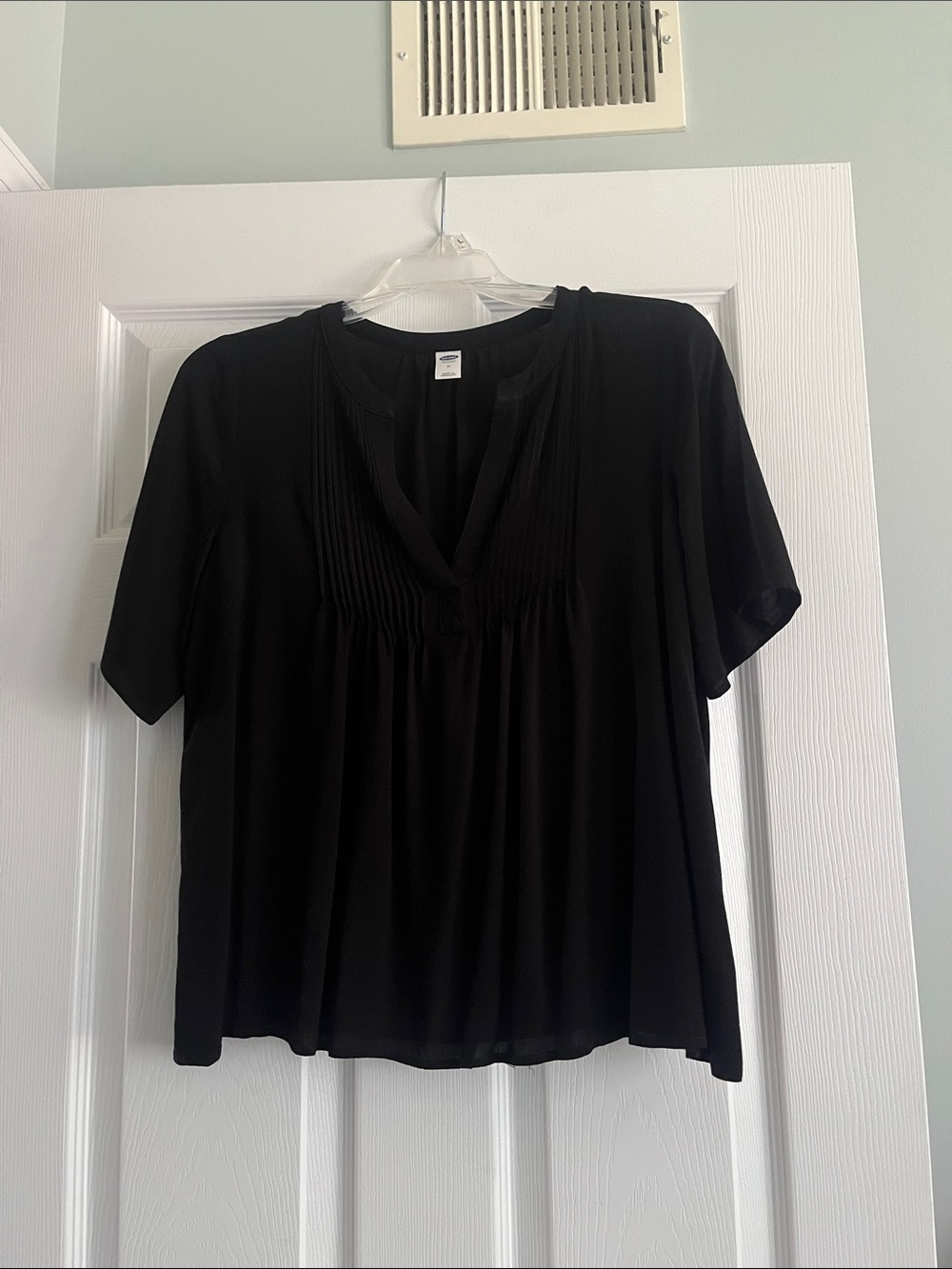 Old Navy Black Short-Sleeve Pintuck V-Neck Blouse